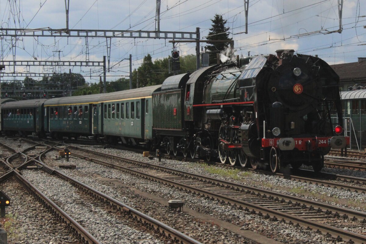 Am 17 Mai 2025 schiebt 141R-1244 der Verein Mikado 1244 der Extrazug nach Brugg AG aus Oberburg.