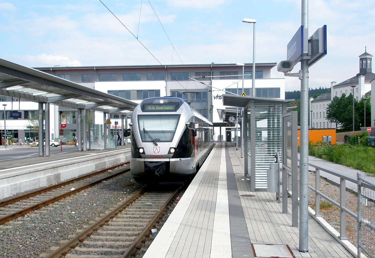Am 19.05.2008 ist der zweiteilige Stadler Flirt ET 22003 der Abelio Rail NRW gerade im Bahnhof Iserlohn angekommen. Von den einst umfangreichen Gleisanlagen sind nur zwei Kopfgleise �brig geblieben, das stattliche Bahnhofsgeb�ude wurde abgerissen und an seiner Stelle ein Busbahnhof errichtet, zumindest entstand dadurch eine g�nstige Umsteigem�glichkeit. Das linke Gleis wird von den DB-Dieseltriebwagen nach Dortmund genutzt.