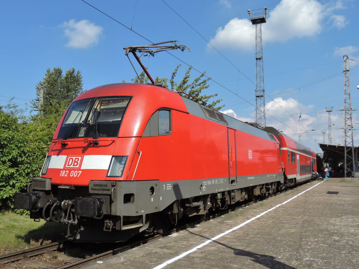 Am 1.9.16 schob 182 007 gen RE1 nach Rostock Hbf, hier im Bahnhof Bad Kleinen