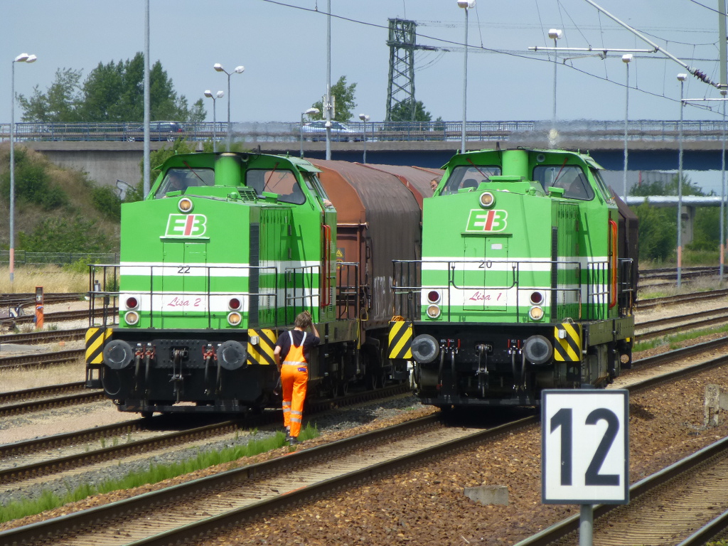 Am 19.6.14 trafen sich beide EIB-Güterloks im Heimatbahnhof Erfurt Ost. Während Lisa 2 [98 80 3293 025-3 D-EIB] bald mit eine Übergabe Richtung Süden verschwand, rückte Lisa 1 [98 80 3293 024-6 D-EIB] kurz darauf in das Betriebswerk ein.