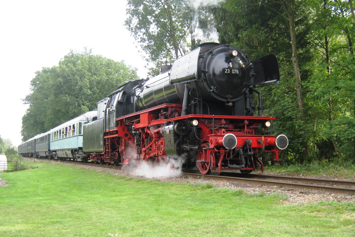 Am 2 September 2012 treft 23 076 mit ein Sonderzug in Loenen ein. Der Zug besteht aus ein PLan-D, ein PLan-K (PLan-D modifikation nach 1945), ein CIWL-Speisewagen und zwei PLan-W Wagen. 