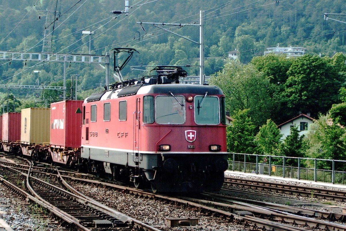 Am 21 Mai 2008 zieth 11359 ein Containerzug durch Bienne.