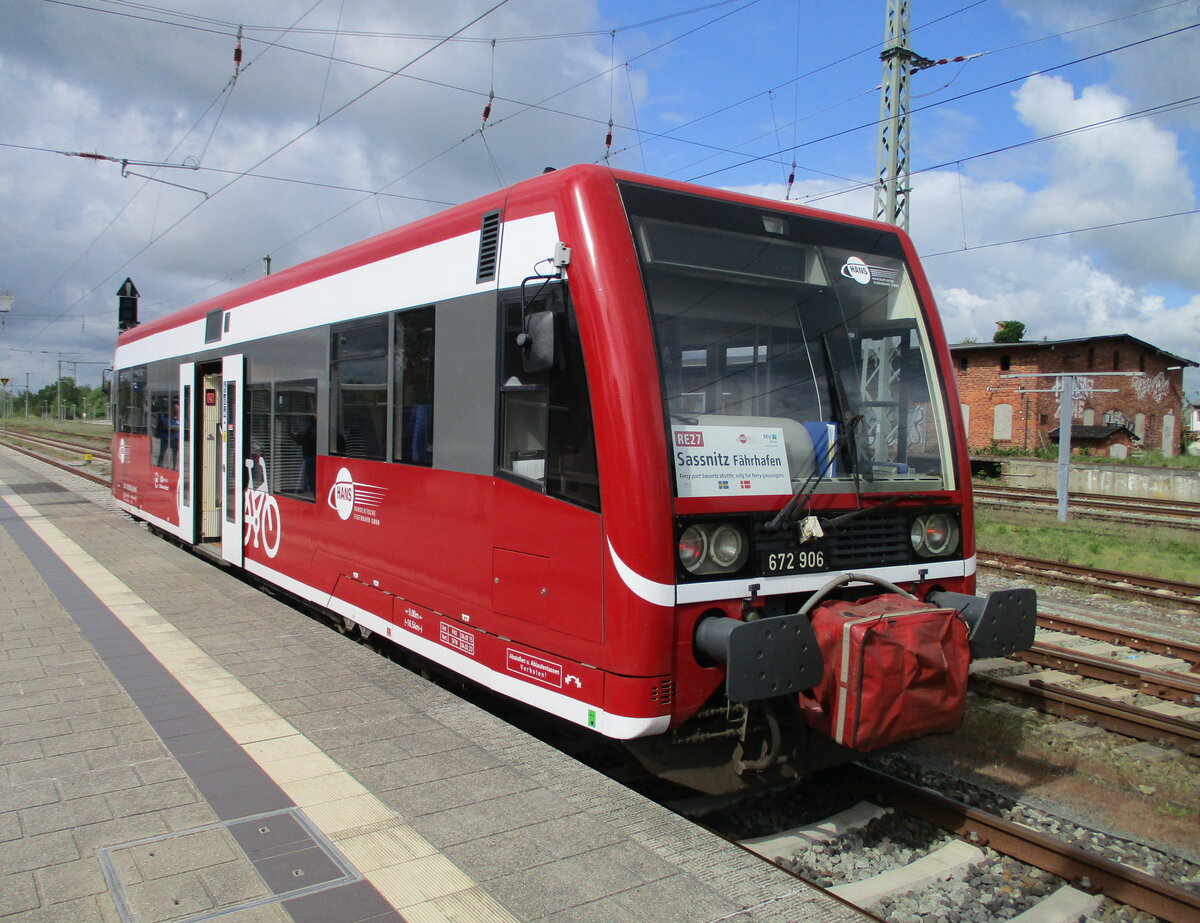 Am 21.Mai 2022 wurde eine neue Bahnverbindung auf Rügen gestartet.Von Bergen/Rügen können Reisende,bis 22.Oktober,mit  HANS ,jeden Samstag,Vormittag`s und Nachmittag`s,direkt zum Fährhafen Sassnitz-Mukran fahren und haben dort Anschluß an die Fähre nach Ystad/Schweden und Rönne/Bornholm.Selbstverständlich fährt der Zug von Mukran nach Bergen/Rügen wo in Bergen Anschlß an die Fernzüge besteht.Hier stand der Eröffnungszug 672 906 in Bergen/Rügen.