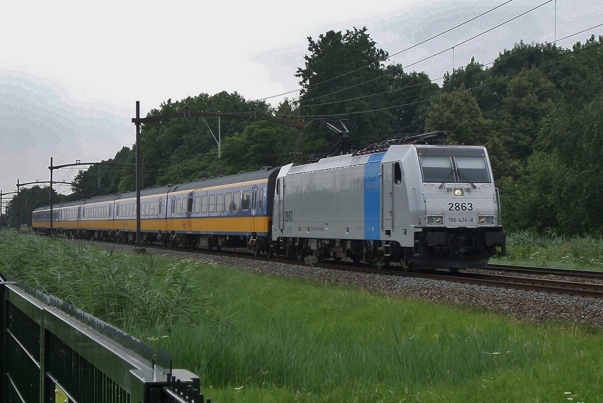 Am 23 Juli 2016 schlept NS 2863 ein IC-Benelux durch Dordrecht-Zuid.