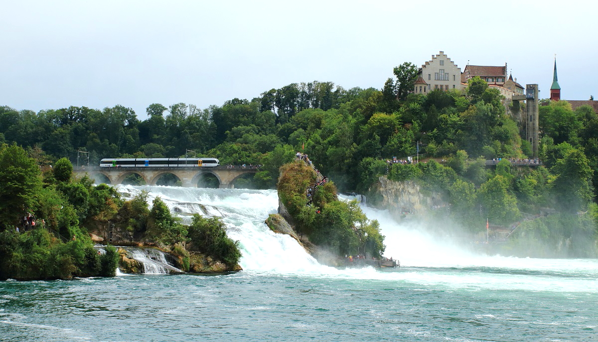 Am 26.07.2015 überquert ein unbekannter RABe 526 den Rhein bei Schloss Laufen. Immer wieder erstaunlich für mich, dass das derselbe Fluss ist, der ziemlich genau 680 km weiter an meinem Wohnort vorbeifließt.