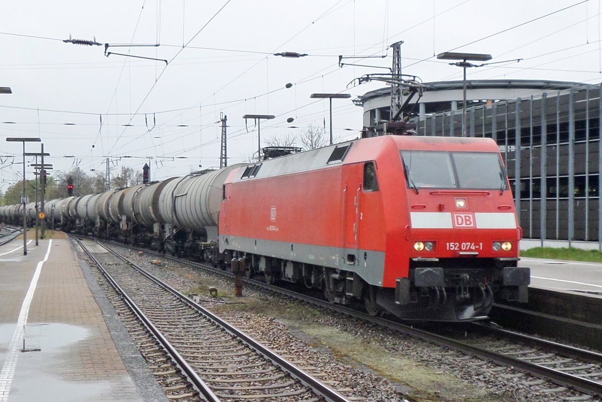 Am 27 April 2016 schleppt 152 074 ein Kesselwagenzug durch Osnabrück. 