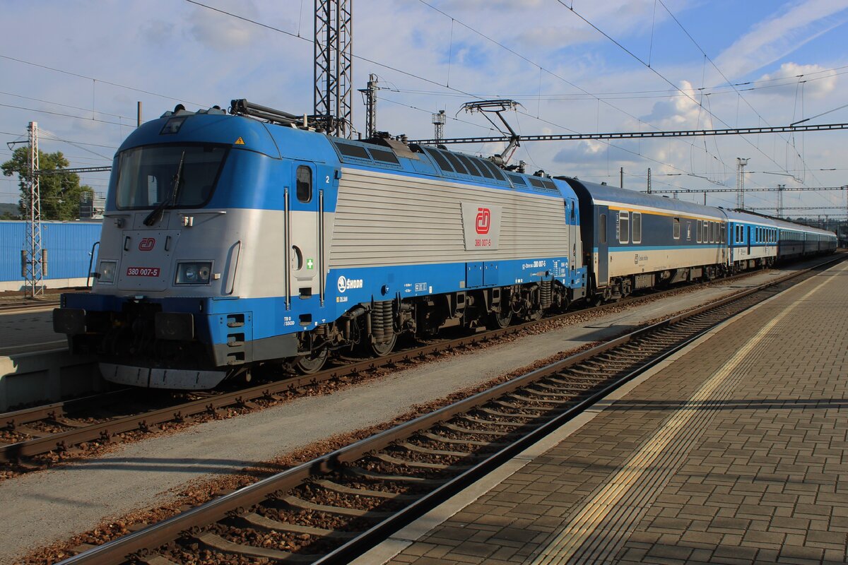 Am 28 September 2025 steht CD 380 07 mit ein InterCity nach Praha hl.n. abfahrtbereit in Ceske Budejovice. Das Zeitalter der Reihe 380 lauft schneller ab als geplant; in wenige Jahren sollen diese Mehrsystemloks verschwunden sein.