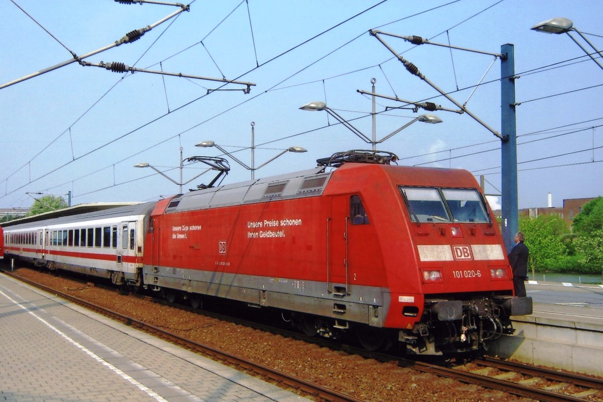 Am 29 April 2011 steht 101 020 in Wolfsburg. 