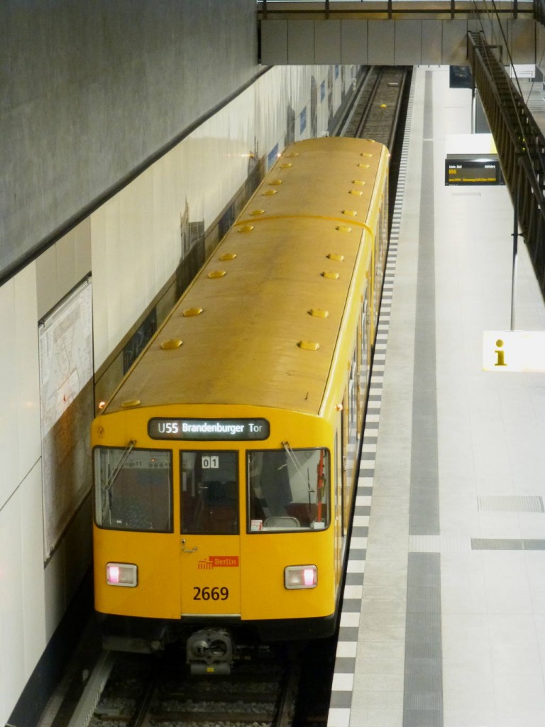 Am 29.12.15 wie an jedem anderen Tag auch befährt dieser Zug mit der Nummer 2669 die U55 zwischen dem Hauptbahnhof und dem Brandenburger Tor.