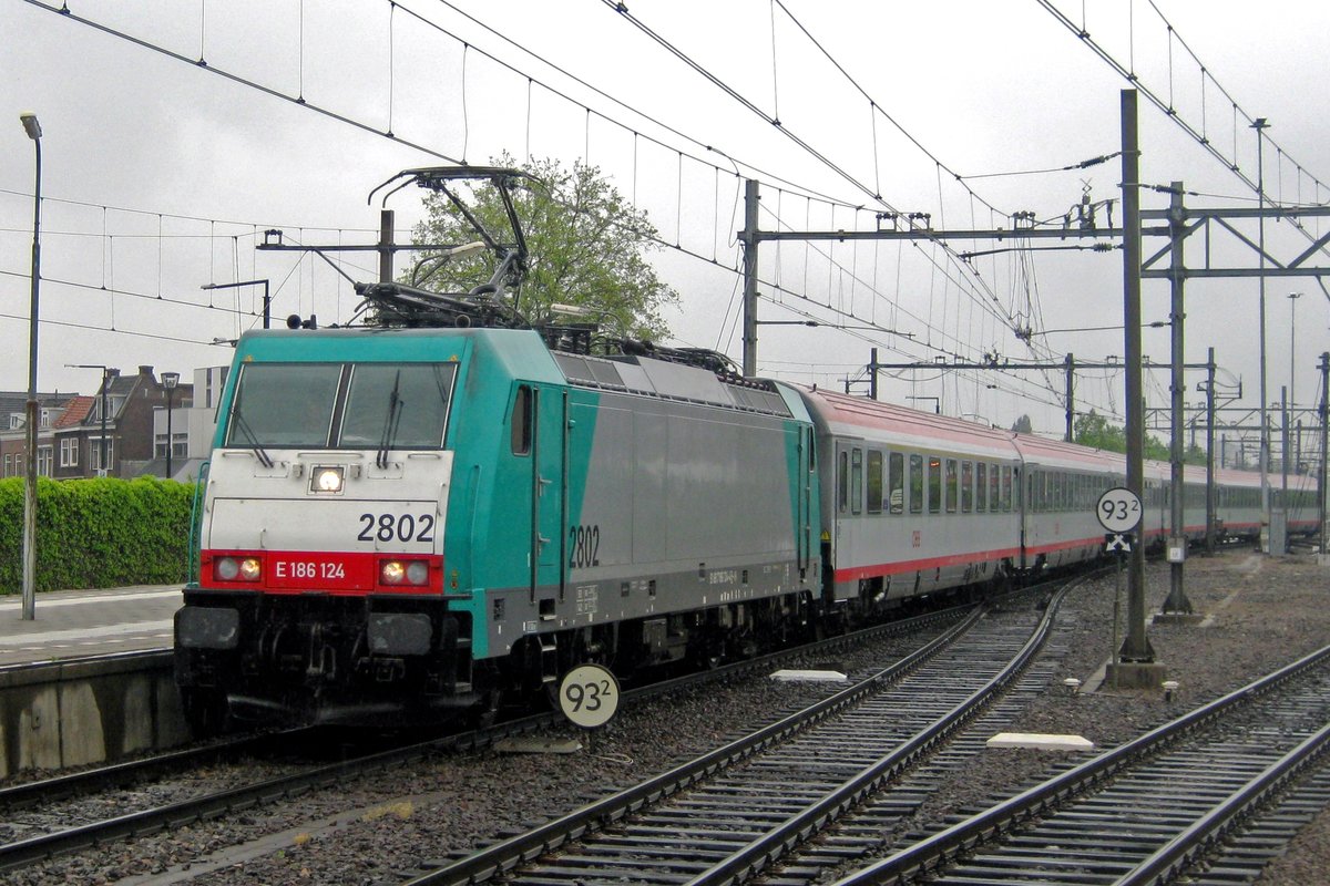 Am 3 Juli 2012 treft Alpha Trains 2802 mit Benelux-IC (aus gemietete ÖBB-Wagen!) in Dordrecht centraal ein.