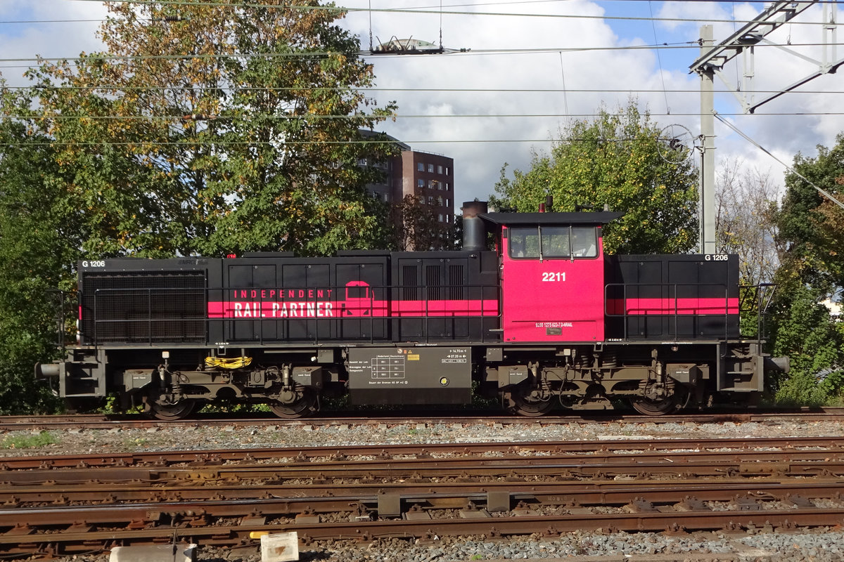 Am 3 Oktober 2019 steht IRP 2211 abgestellt in Nijmegen, nach den verkauf von 48 DM'90 Triebzge an FeroTrans fehlschlug. IRP 2211 hat die betroffene Triebzge innerhalb Nijmegen rangiert.