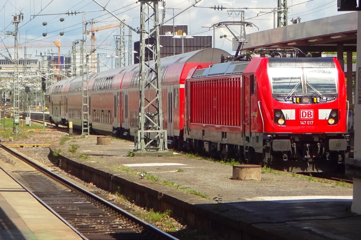 Am 31 Mai 2019 schiebt 147 017 ein RB aus Stuttgart Hbf aus.