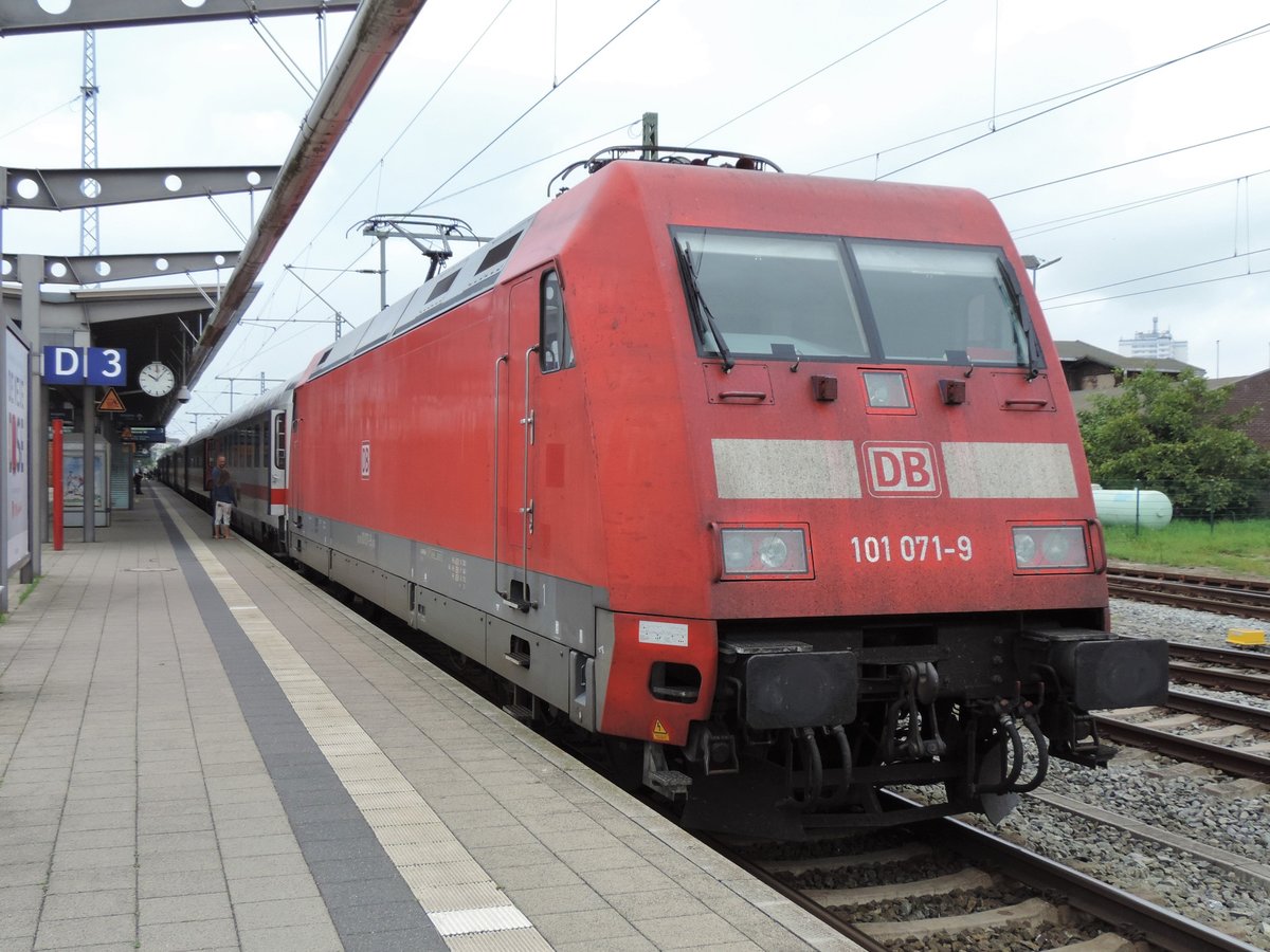 Am 3.9.16 war 101 071-9 mit IC 2373 im Rostocker Hbf