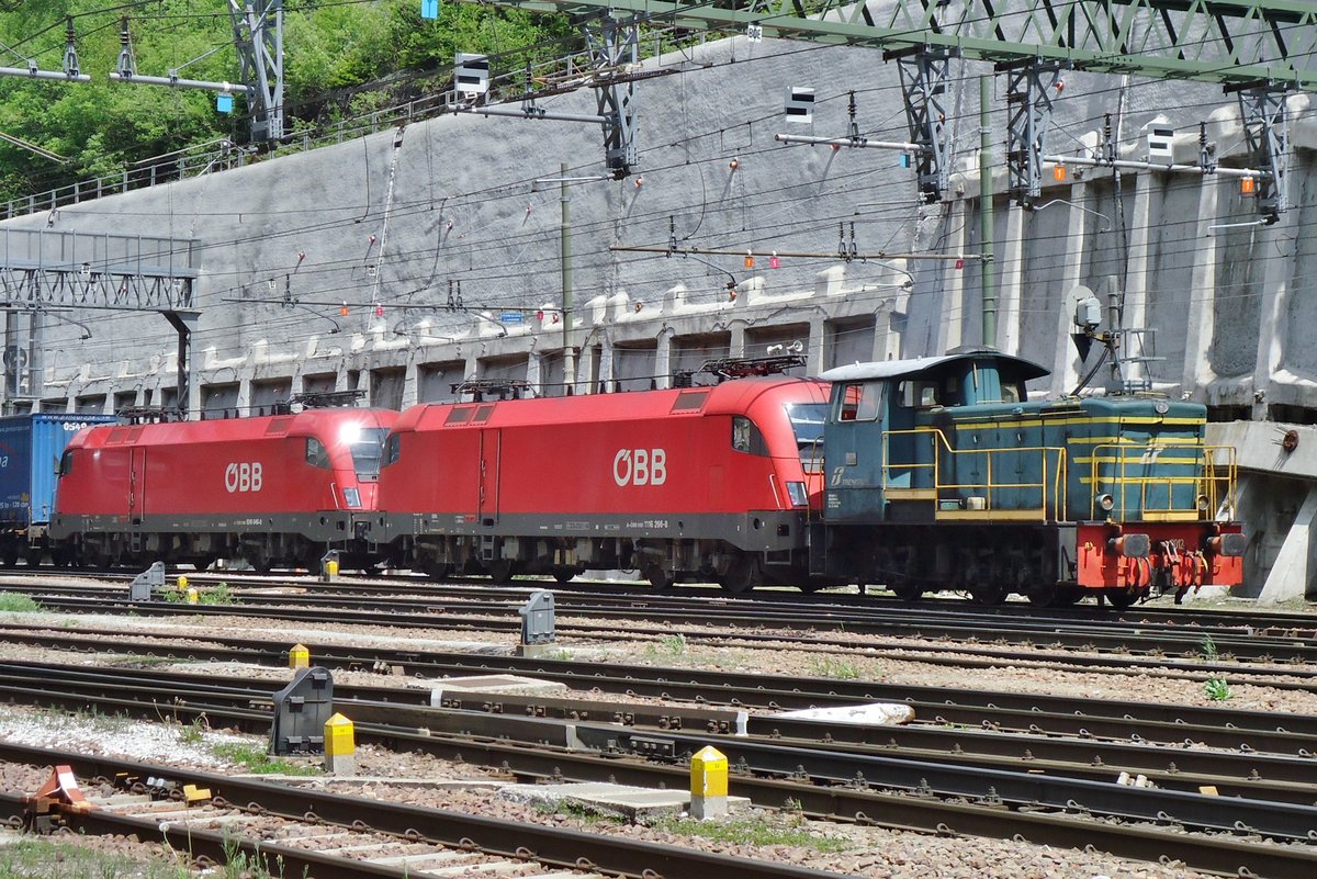 Am 4 Juni 2015 rangiert 2245 6012 zwei Tauri in Brennero zurck ins sterreichisches Wechselstrombereich -wass meistens wrtlich mit einiger Schwung passieren kann.