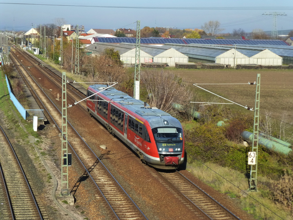 Am 4.11.15 ist Desiro Nr. 724 auf dem Weg nach Magdeburg Hbf, hier am Beginn der Reise bei der Durchfahrt in Erfurt Ost.