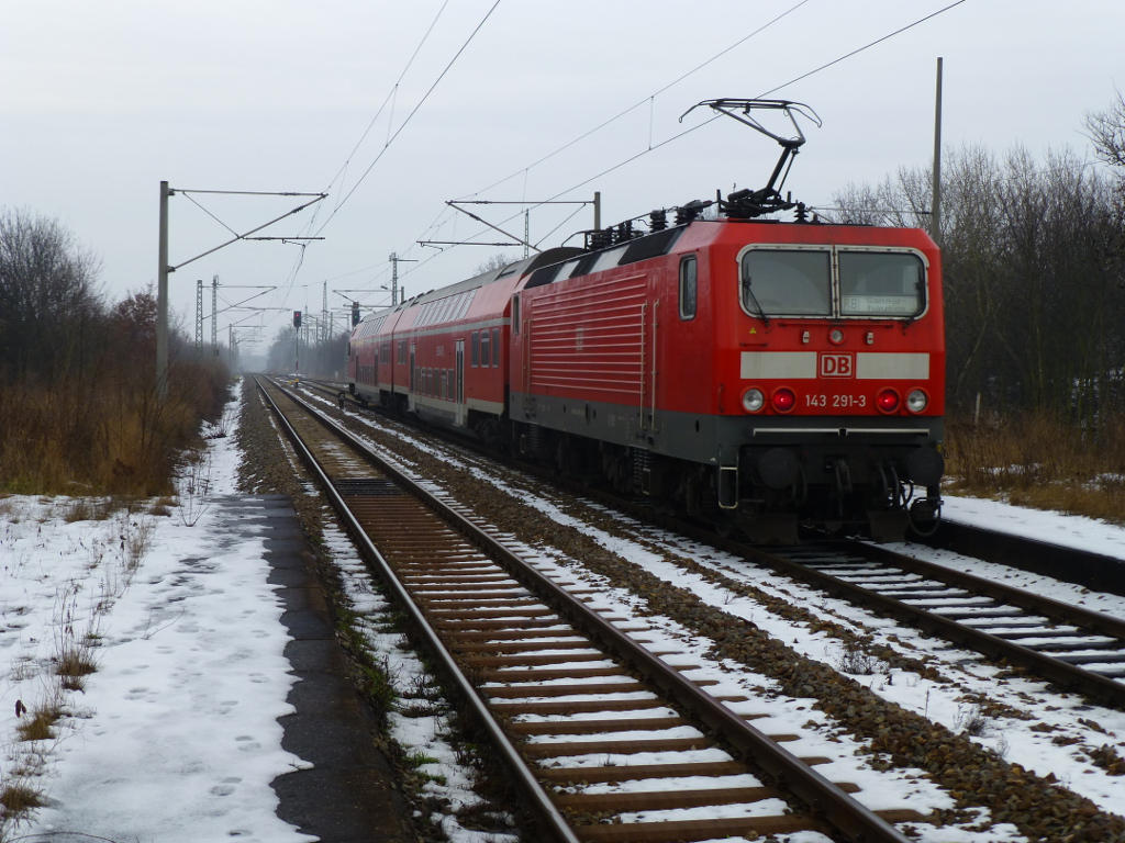 Am 5.2.14 schiebt 143 291 einen RB nach Sangerhausen, sie verlsst gerade Smmerda.