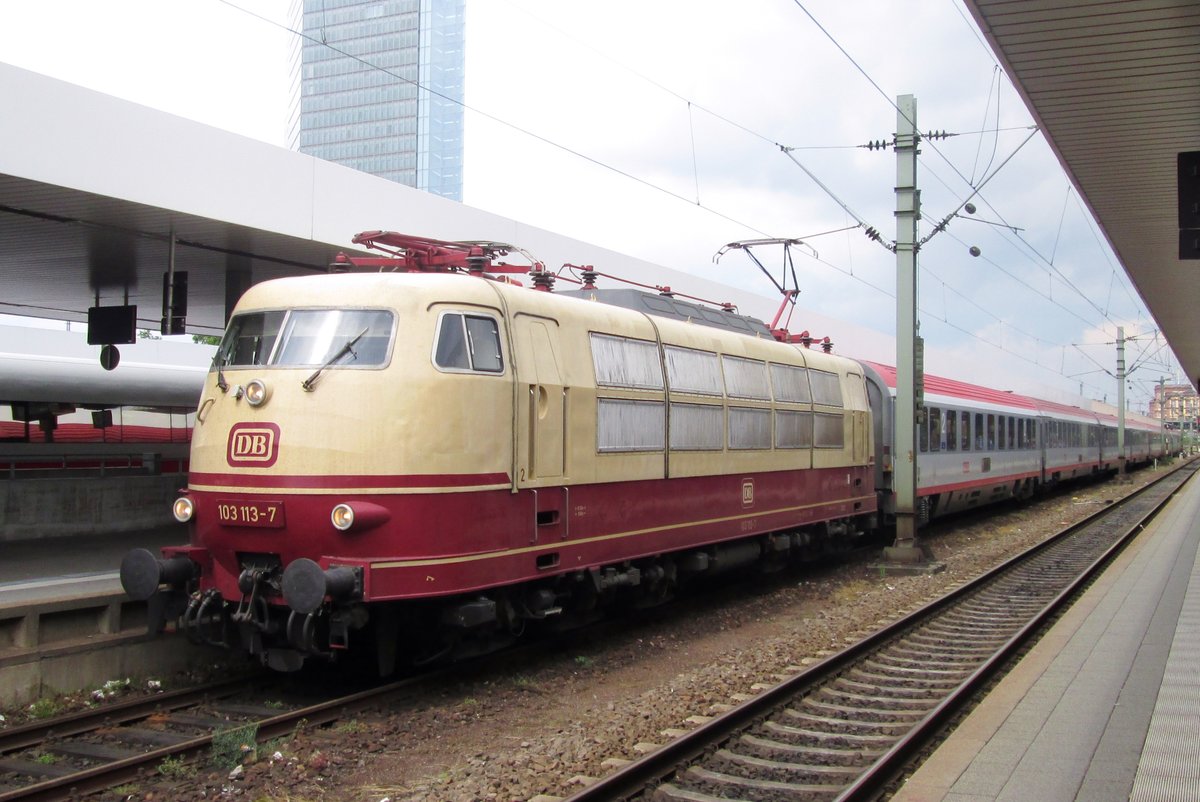 Am 6Juni 2014 steht 103 113 mit IC 118 in Mannheim Hbf. 