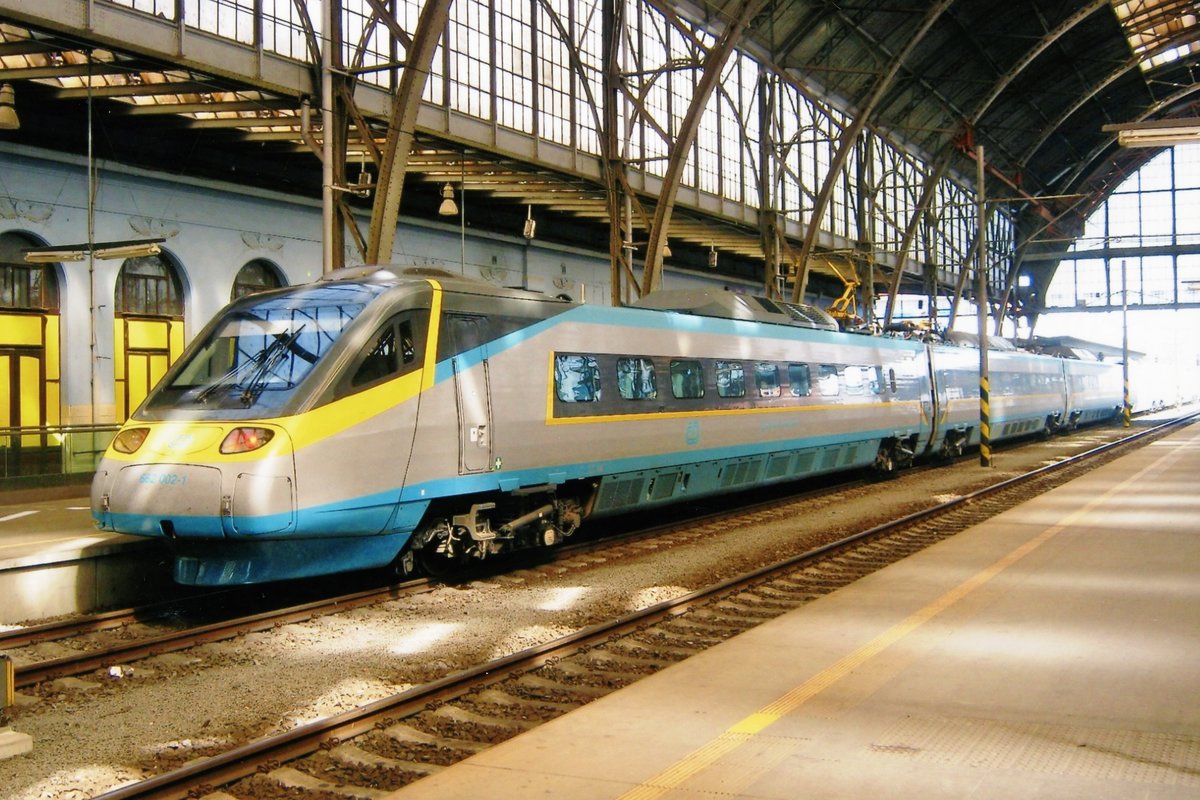 Am 7 Mai 2011 stand CD Pendolino 682 002 in Praha hl.n. Die Abfahrt dieses Blitzzuges verzog sich jedoch um 20 Minuten. Die 682 ist der 2.Steuerwagen dieser Zge.