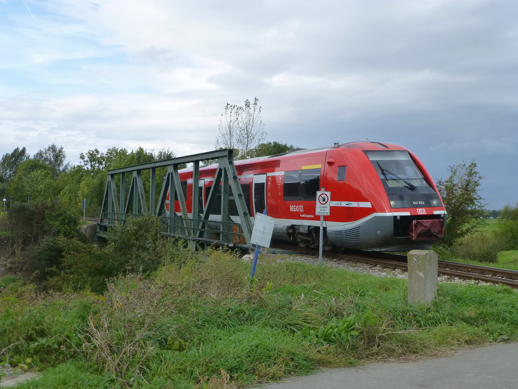 Am 7. Oktober '14 überquert 641 023 die Gera in Kühnhausen.