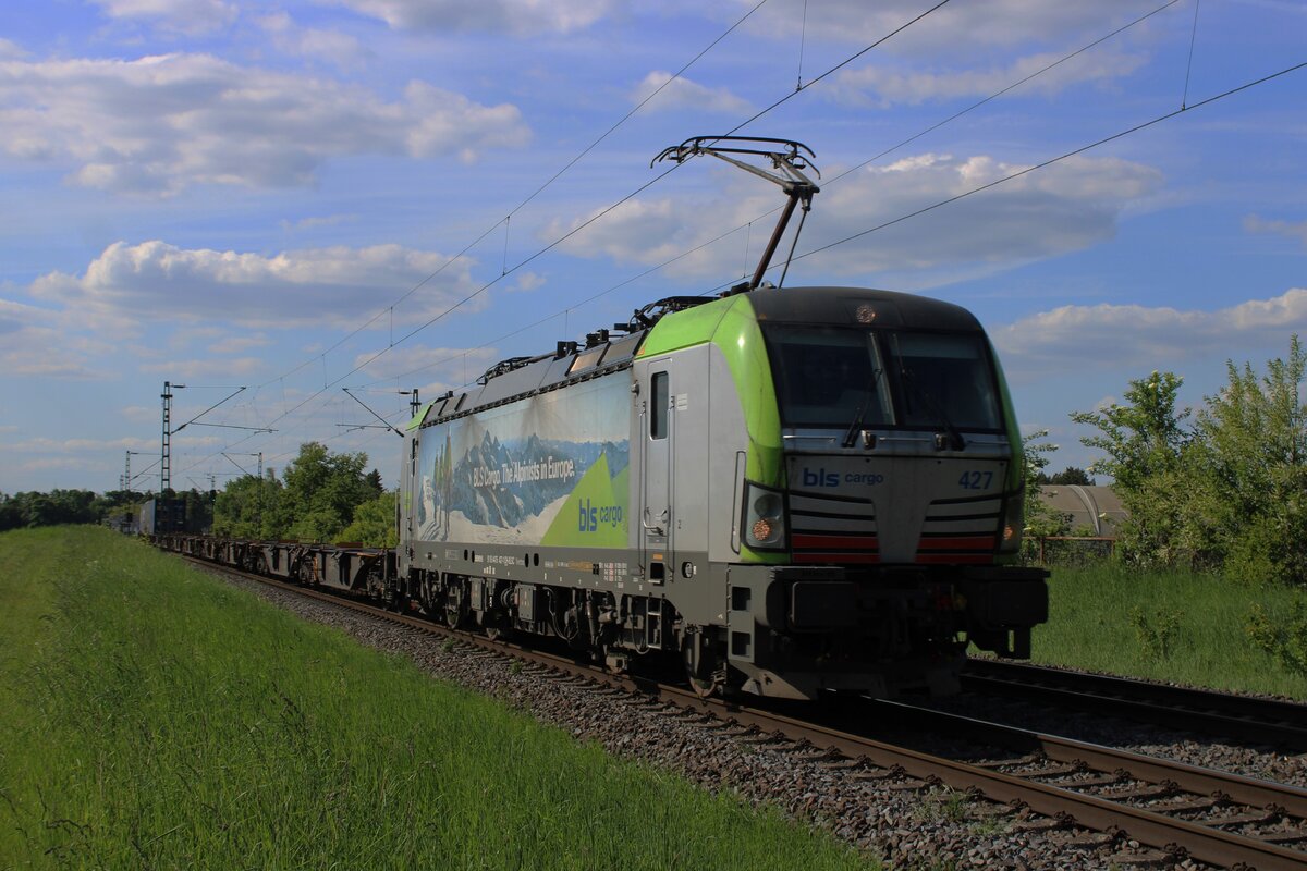 Am 8 Mai 2025 hatte BLS 475 427 leider ein leichtes Spiel mit deren beinahe leeren Containerzug beim Passage durch Kaarst Broicherseite.