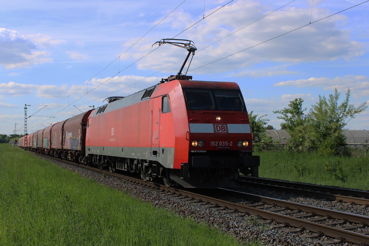 Am 8 Mai 2025 zieht 152 035 ein Stahlzug durch Kaarst Broicherseite in die Richtung von Neuss Gbf.