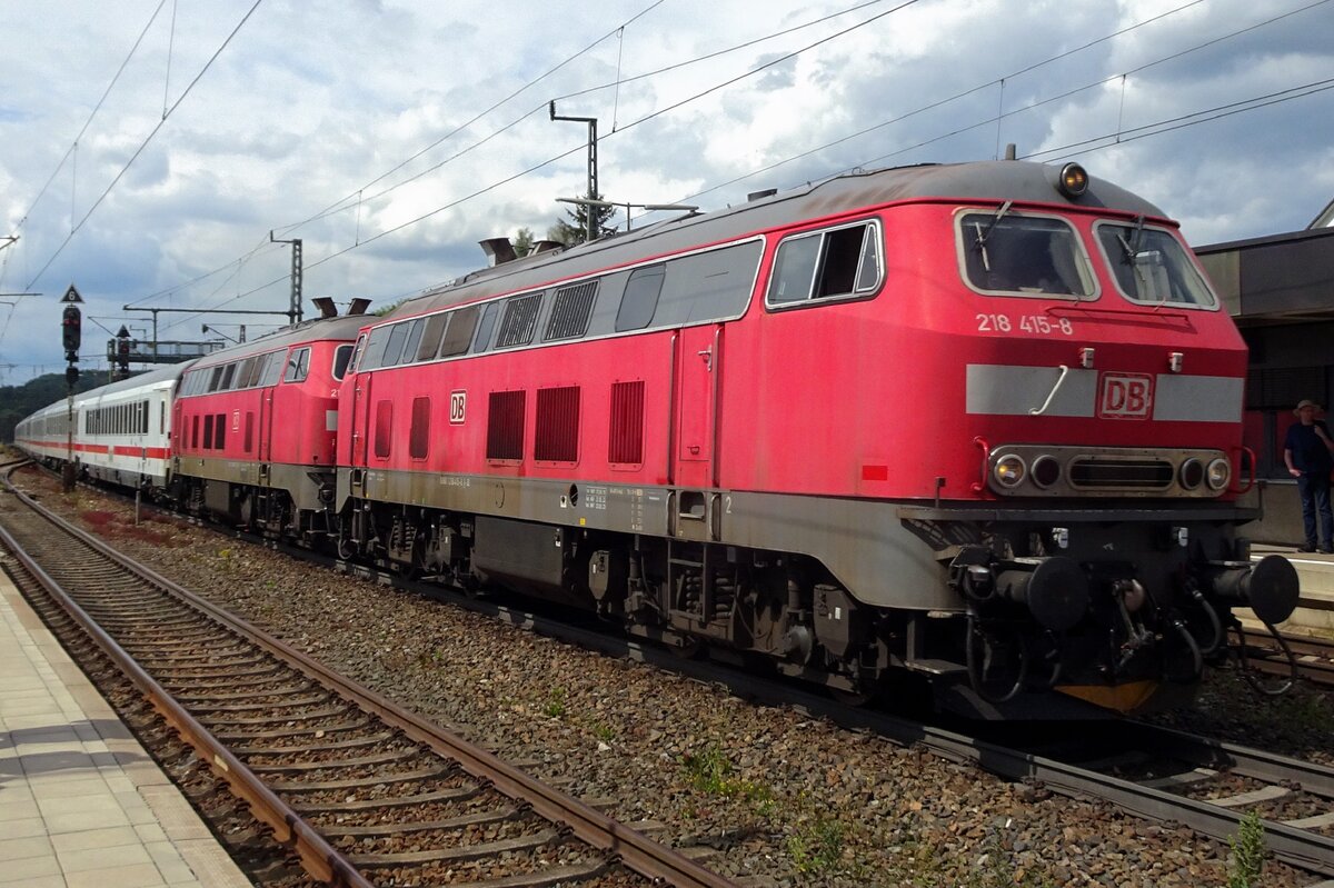 Am 9 Juli 2022 zieht 218 415 ein IC durch Amstettem (Württemberg). 