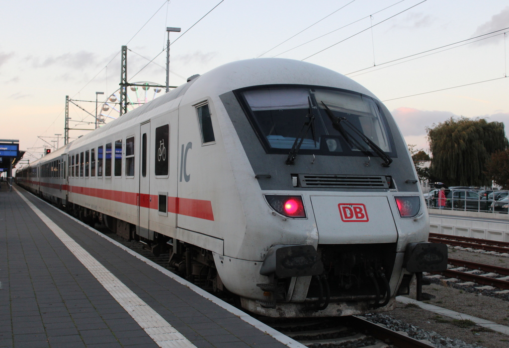 Am Abend des 12.10.2023 stand der Bimmdzf 287.0 D-DB 51 80 80-95 004-2 als IC 2170 von Dresden Hbf nach Warnemünde in Warnemünde.