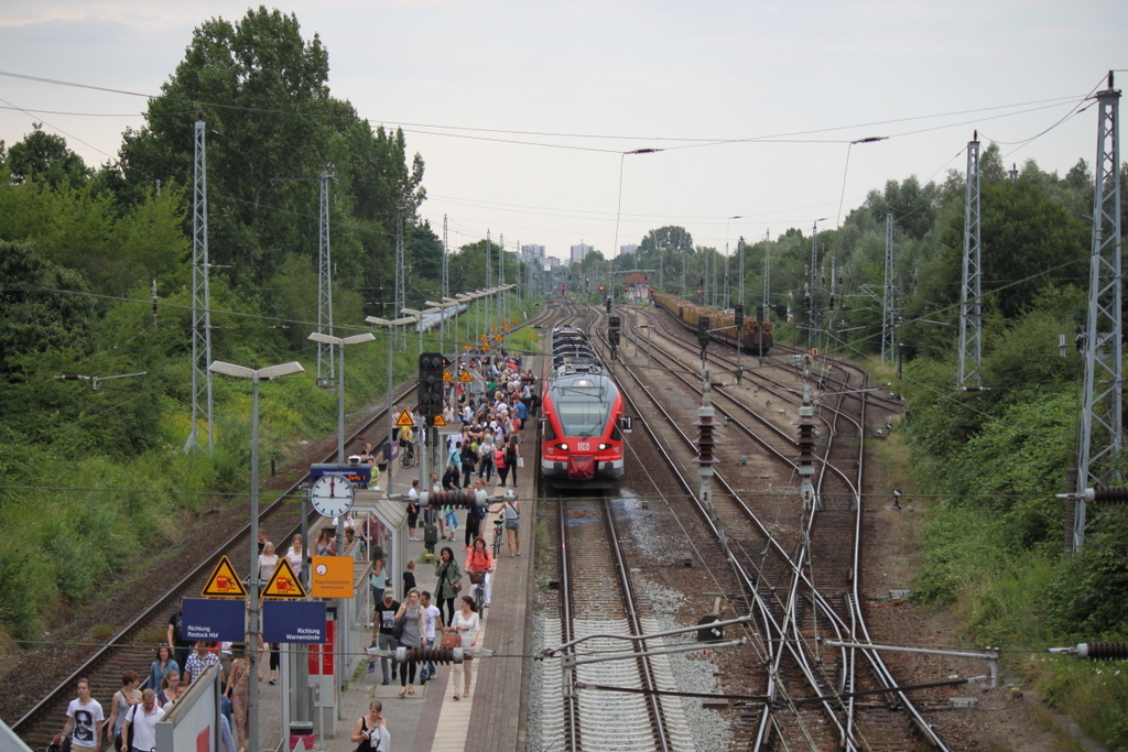 Am Abend des 25.07.2014 streikte 429 028-4 sie war eigentlich als S1 von Rostock Hbf nach Warnemnde unterwegs und kam dann nur bis Rostock-Bramow recht´s steht der Holzzug nach Stendal-Niedergrne.