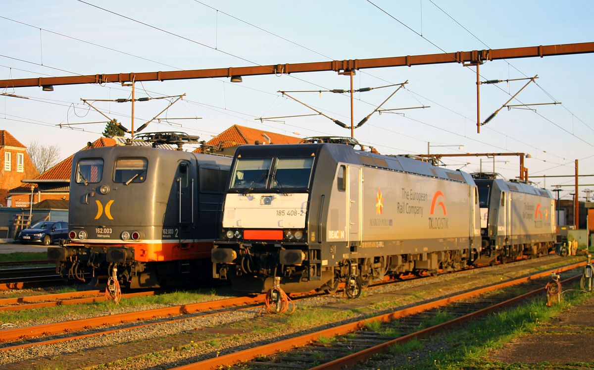 Am Abend wollte ich die Hectorrail 162.003 noch einmal in voller Schönheit in der Abendsonne fotografieren, aber in der Zwischenzeit hatte man sie  freundlicherweise  mit der BRLL/TXL 
185 408-2 zugestellt, Pattburg 18.04.2023