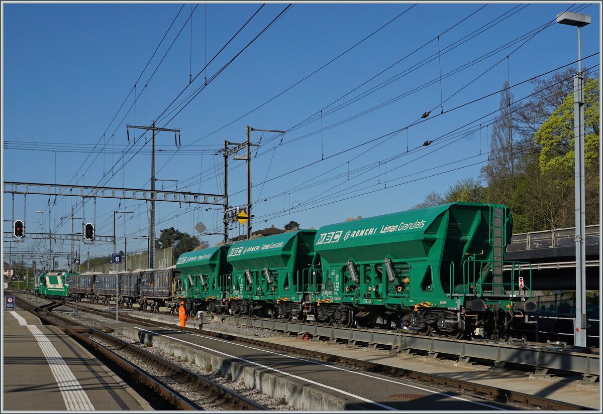 Am anderen Ende des Zugs angekommen schieben die beiden Ge 4/4 21 und 22 den Zug langsam ber die Umspuranlage, wo die Meterspur-Rollbcke deponiert werden und die Wagen wieder auf ihren Rdern die Normalspur Gleise erreichen. 

19. April 2018