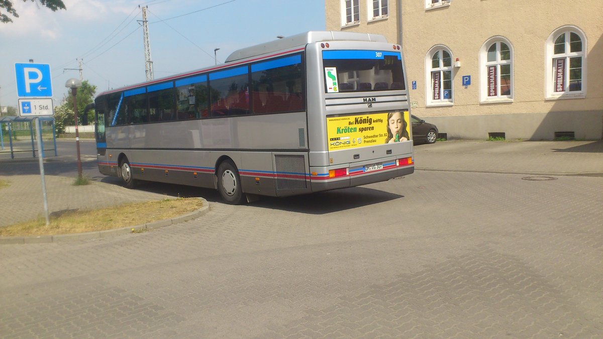 .....am Bahnhof von Prenzlau dieser MAN am heck die Werbung f�r Renault K�nig 