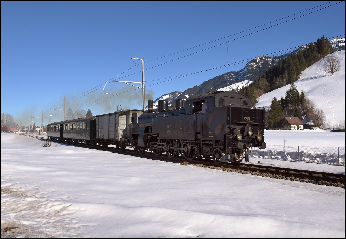 Am Bahnübergang ausgebremst durch Eb 3/5 5810. Escholzmatt, Februar 2019.