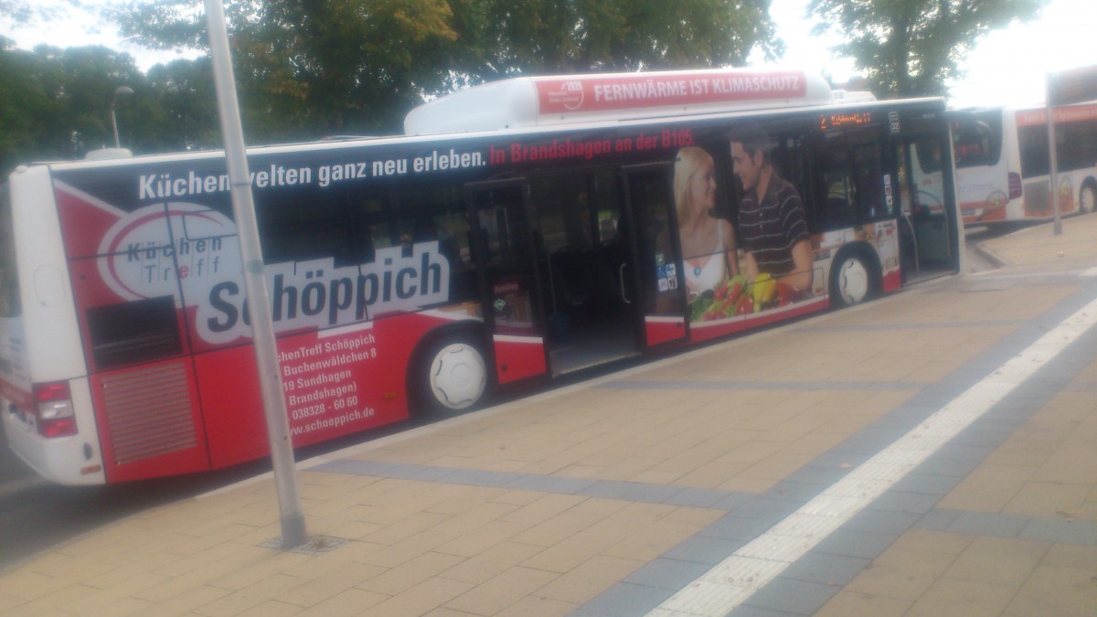 ....am Busbahnhof in Greifswald dieser MAN Lion's City mit seiner Werbung die schon am Mercedes der durch die Stadt fuhr bekam 