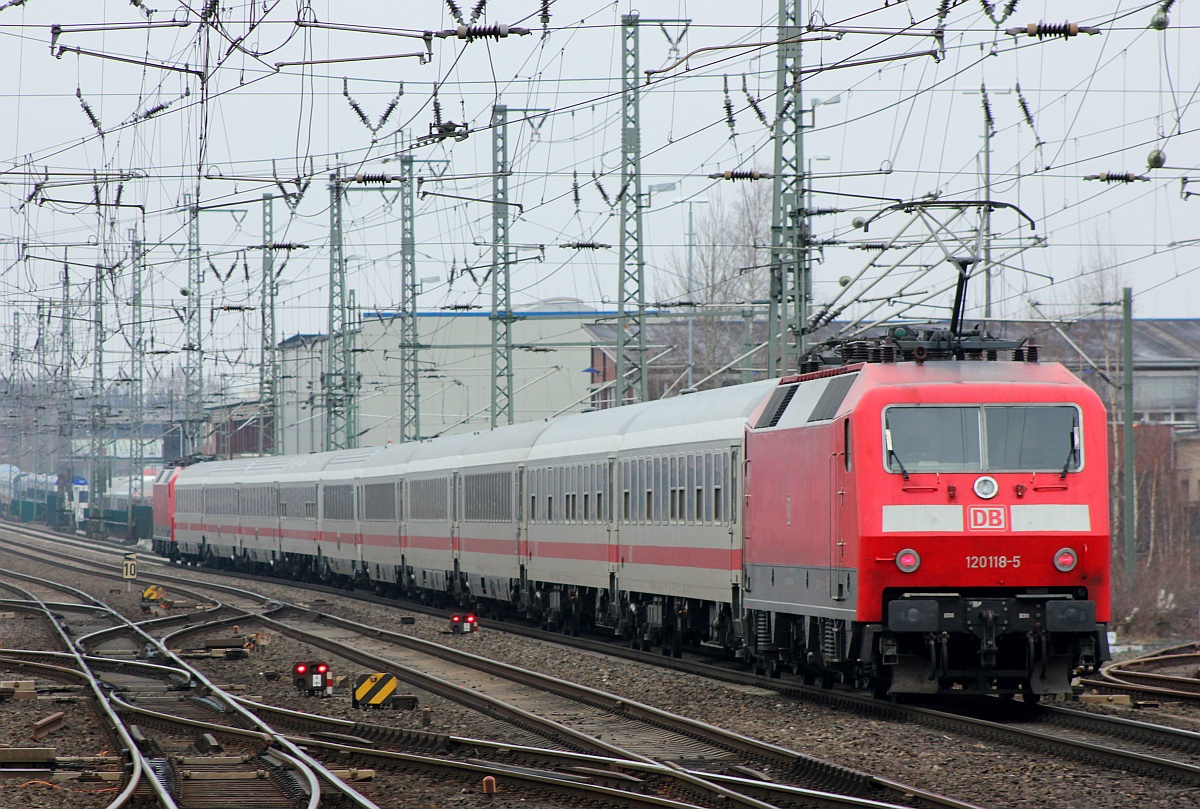 Am Ende des spteren Ersatzzuges IC 2901 nach Basel SBB (Ersatz fr ICE 77) hing die 120 118-5 (REV/MH/19.12.14) 