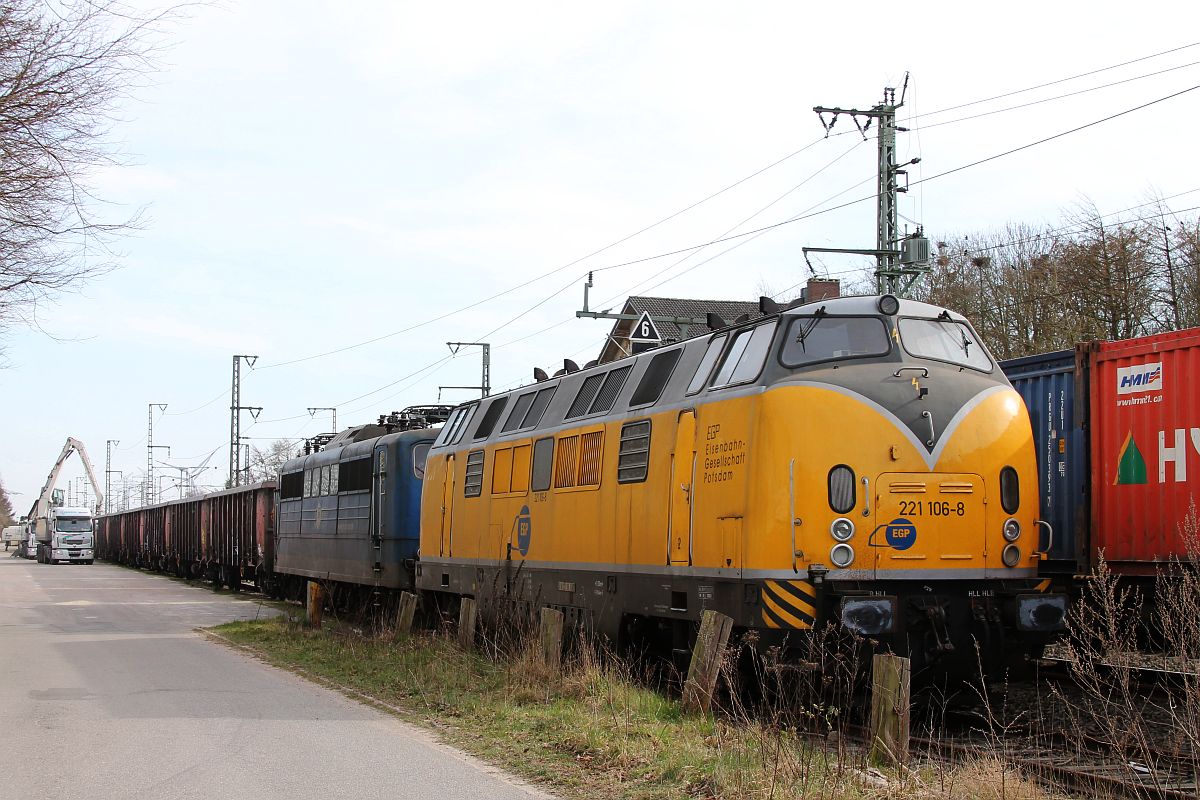 Am frühen Nachmittag hatten sich die Loks des Düngerzuges hinter einem Sichtschutz versteckt und konnten nur von der Schattenseite mit der Ladestaße fotografiert werden:
EGP 221 106 + 151 007 + Düngerhalbzug Jübek 24.03.2020