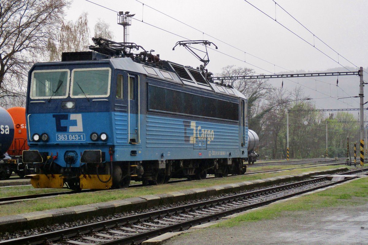 Am ganz verregneten 7 April 2017 durchfahrt 363 043 Decin-Vychod.