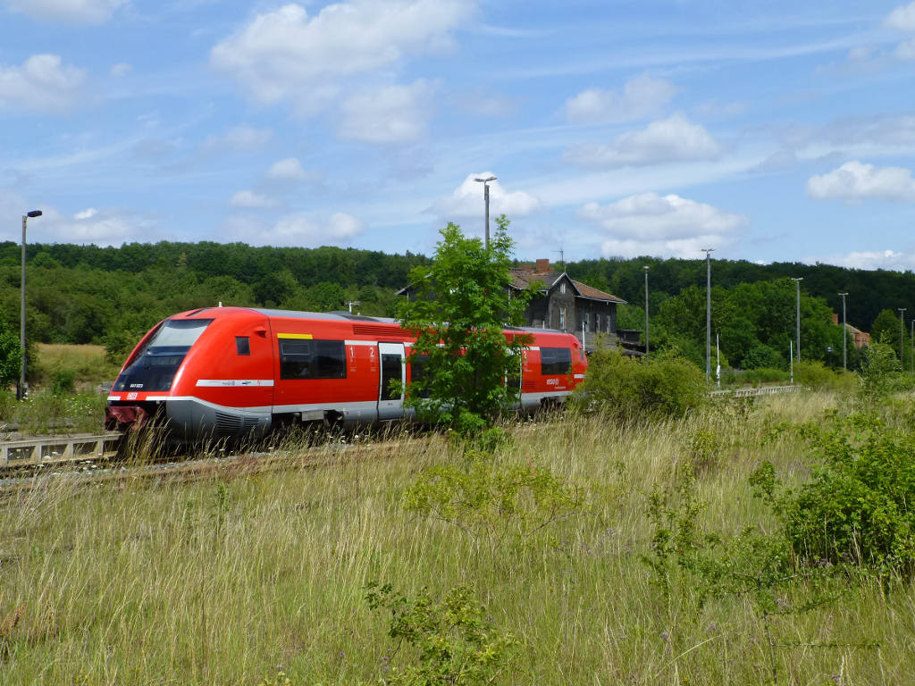 Am hochsommerlichen 15. Juli 2015 passiert 641 023 den Bahnhof Hohenebra, vorbei am stillgelegten Bahnsteig.