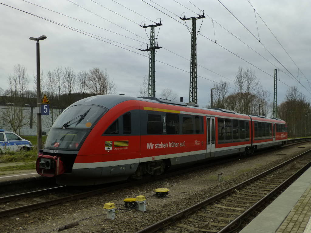 Am letzten Betriebstag des regulären Personenverkehrs auf der Pfefferminzbahn zwischen Buttstädt und Großheringen ist 642 223 unterwegs. Der Triebwagen ist gerade auf Gleis 5 in Großheringen eingefahren und wartet nun auf zahlreiche, meist fotografierende Reisende.