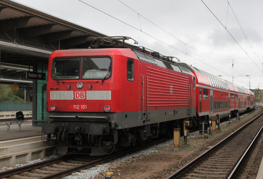 Am Mittag des 07.10.2016 stand die 112 101-1 abgesrüstet im Rostocker Hbf.