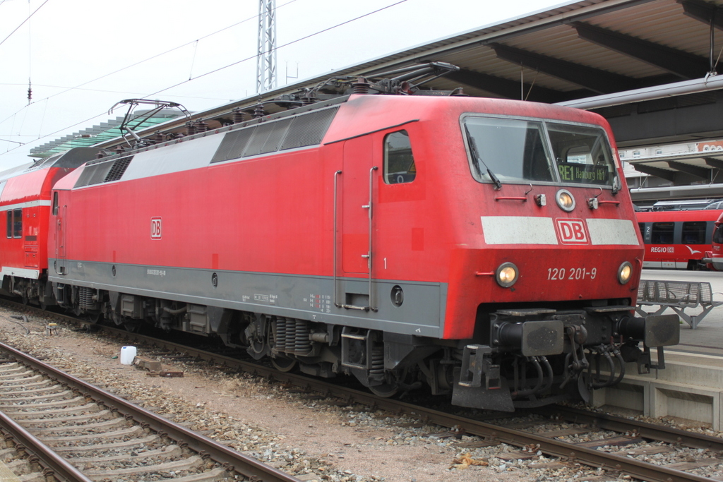 Am Morgen des 18.06.2017 stand 120 201-9 mit RE 4306 von Rostock Hbf nach Hamburg Hbf im Rostocker Hbf.