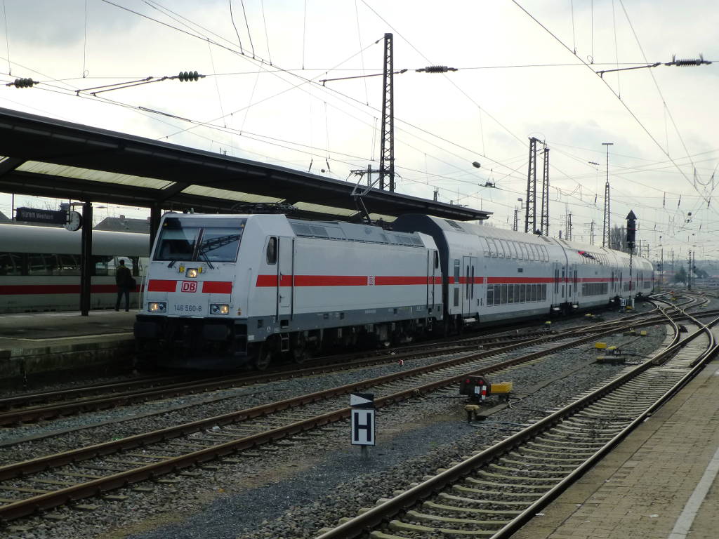 Am Morgen des 21.3.17 f�hrt im Hamm gerade 146 560 mit einem Dosto-IC ein.