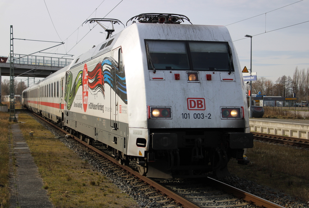 Am Morgen kam die Meldung über eine bekannte Bahnseite das Design & Bahn nach Warnemünde kommen sollte.Gegen 12:10 Uhr kam sie mir in Warnemünde-Werft vor die Kamera.13.02.2022