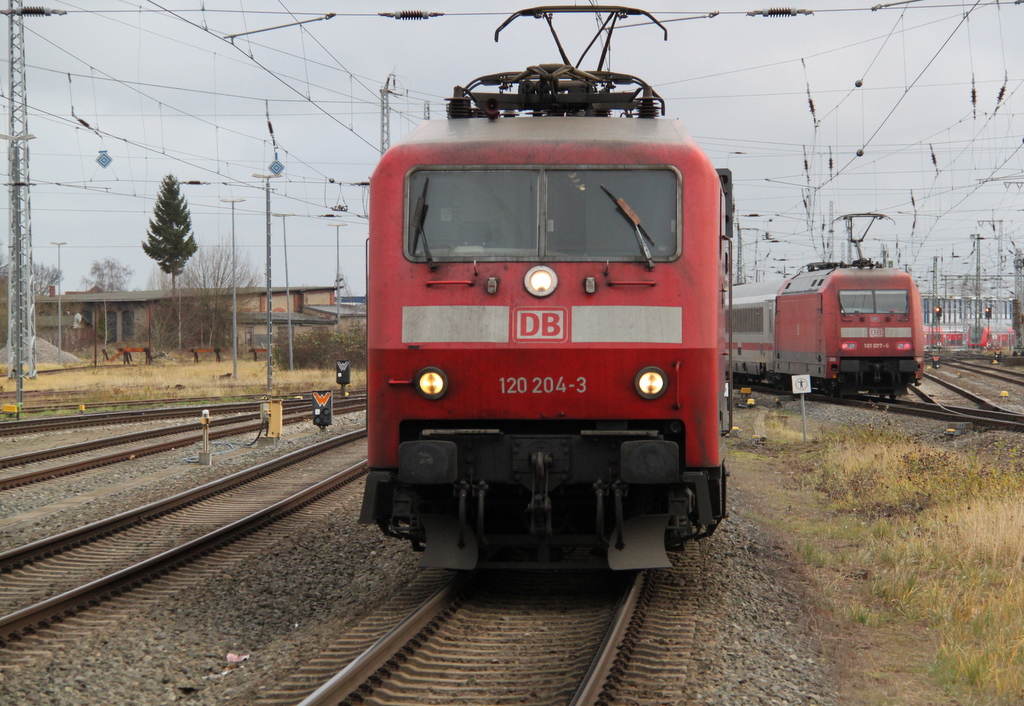 Am Nachmittag des 09.12.016 stand 120 204-3 im Rostocker Hbf.