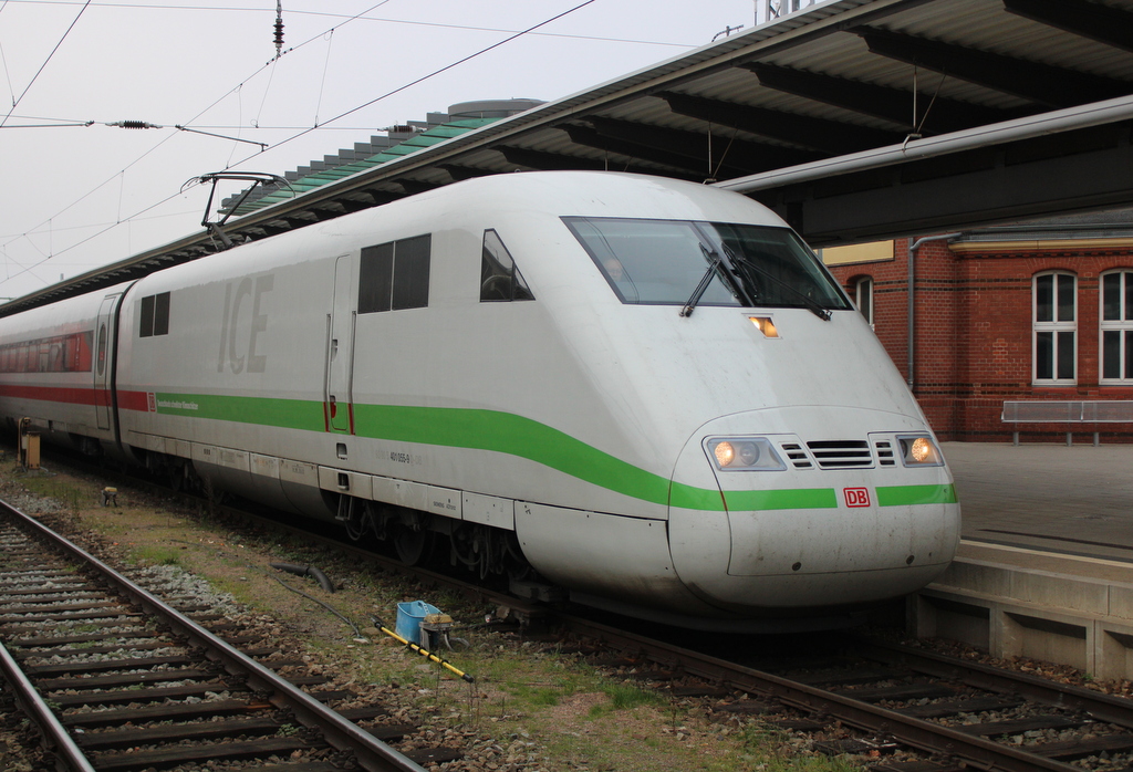 Am Nachmittag des 13.12.2020 stand der 1. planmäige ICE 1 als ICE 737 von Stralsund nach Köln im Rostocker Hbf.