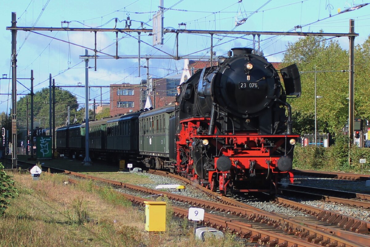 Am Samstag 28 September 2024 wurden drei Dampfpendelzüge zwischen 's-Hertogenbosch und Nijmegen gefahren von VSM's eigener 23 076 und 50 307. Wegen Verspätung müsste jedoch die 1.Dampfpendelzug ausserplanmässig in Oss Halt machen. Hier treft 23 076 mit deren Zug in Oss ein.