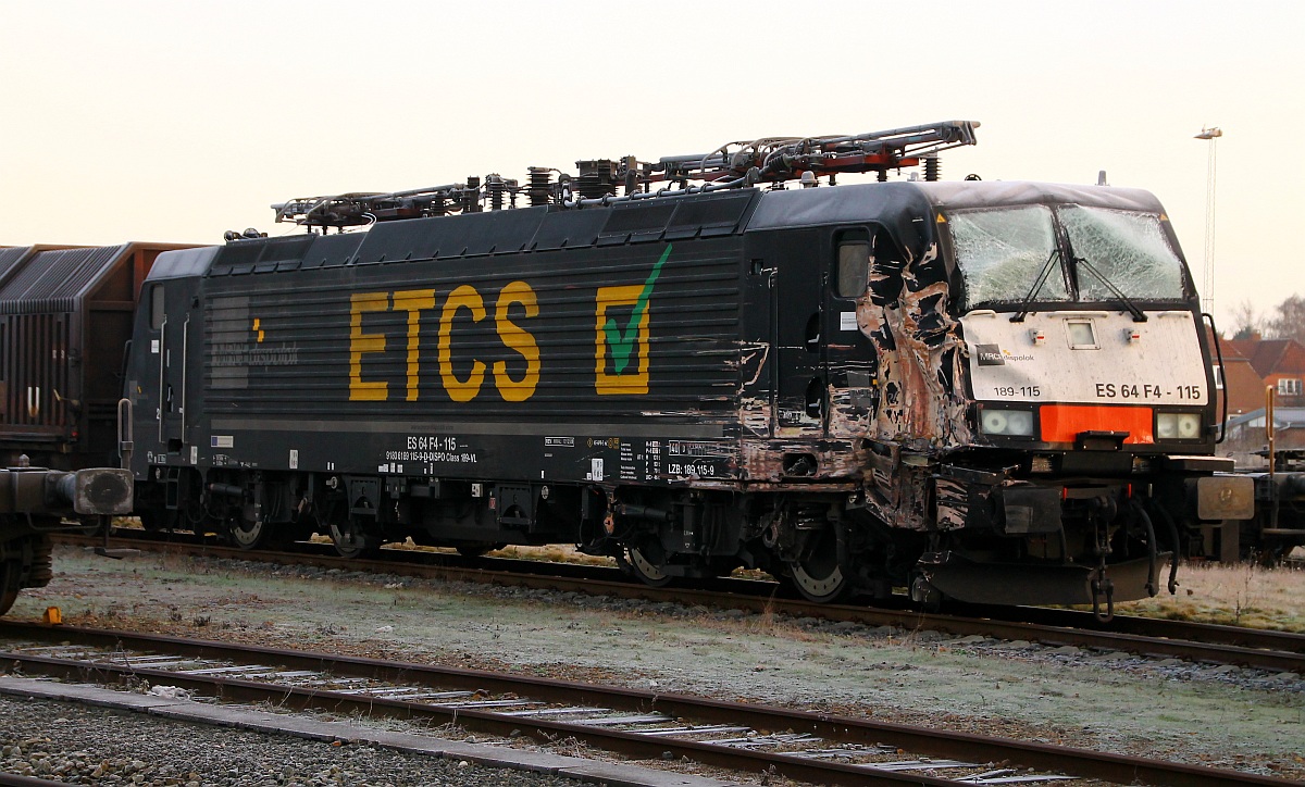 Am Samstagabend den 30.11.2013 ereignete sich im Grenzbahnhof Padborg ein Zugunfall bei dem die MRCE/TXL 189 115-9  ETCS  als Zuglok des DGS 40569 reichlich beschädigt wurde, ebenso wurden einige Güterwagen(vom EZ-Z 44788) und auch einige Autos eines Wolfsburger Herstellers sowie Gleise und Weichen beschädigt. Das wichtigste aber es gab keine Verletzten. Der Güterverkehr ist zwar eingeschränkt läuft aber weiter. Die Lok sowie die ramponierten Wagen stehen frei einsehbar im Gbf abgestellt. Padborg 02.12.2013 