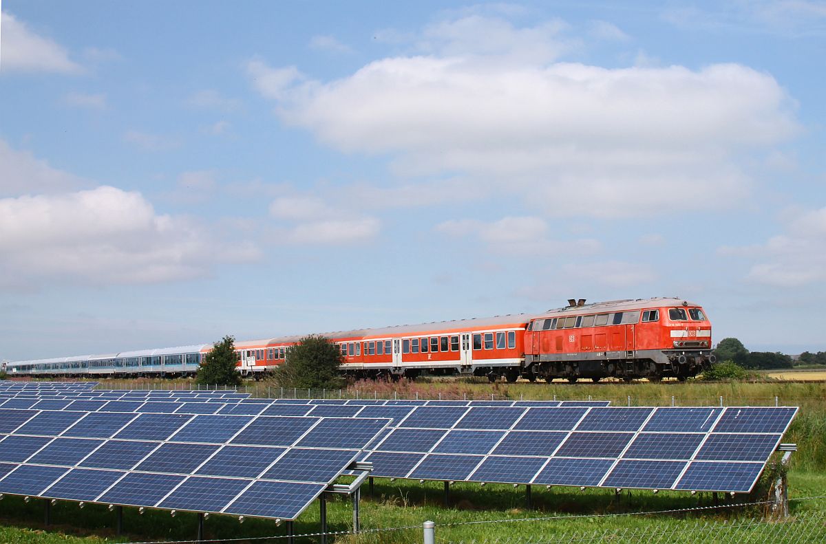 Am Schluß des Leerzuges wurde die DB 218 369 mitgeschleppt, die den Schülersonderzug Westerland (Sylt) nach Dortmund bis Itzehoe fahren sollte, Bü Südergotteskoog 19.08.2022 