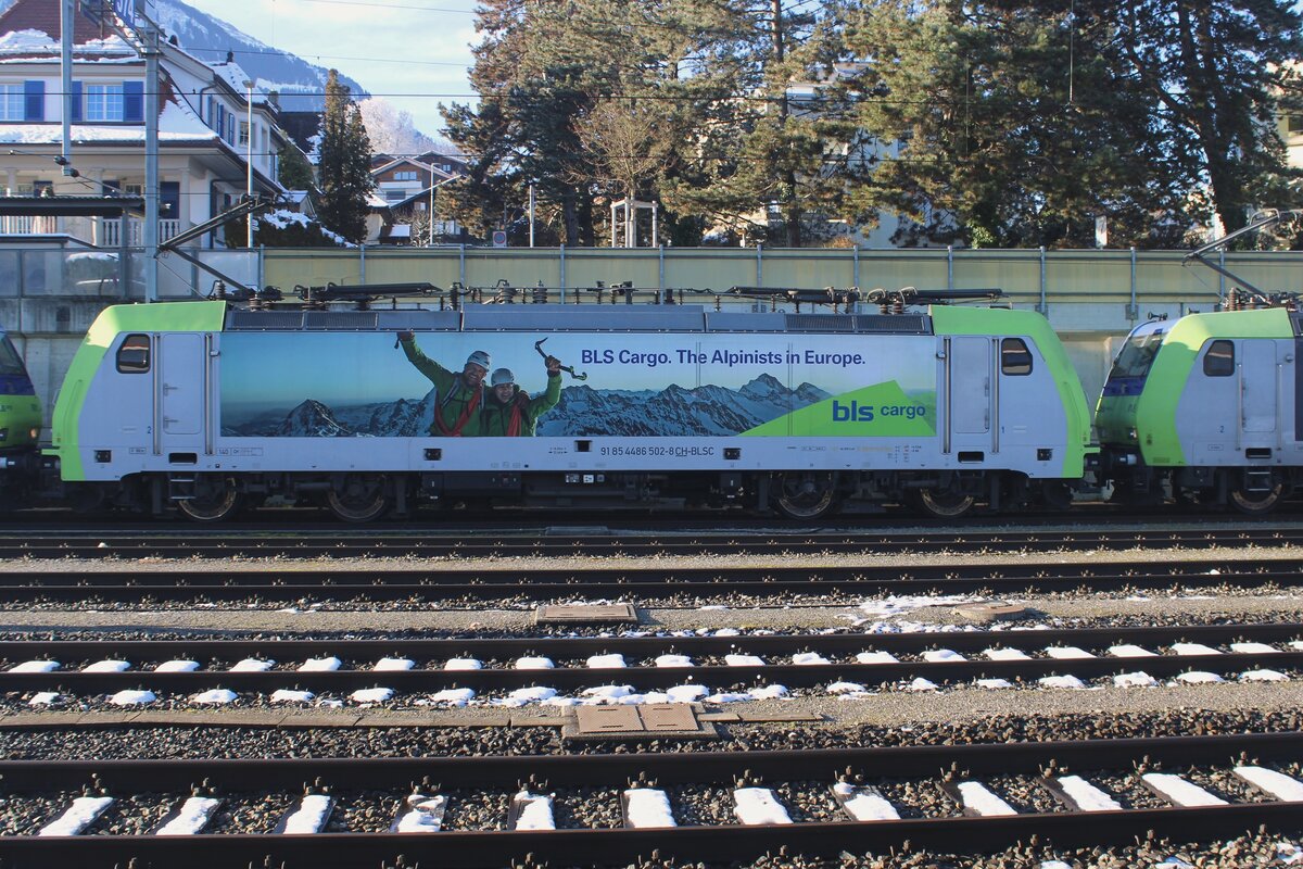 Am sonnigen 31.Dezember 2024 steht BLS 486 502 abgestellt in Spiez.