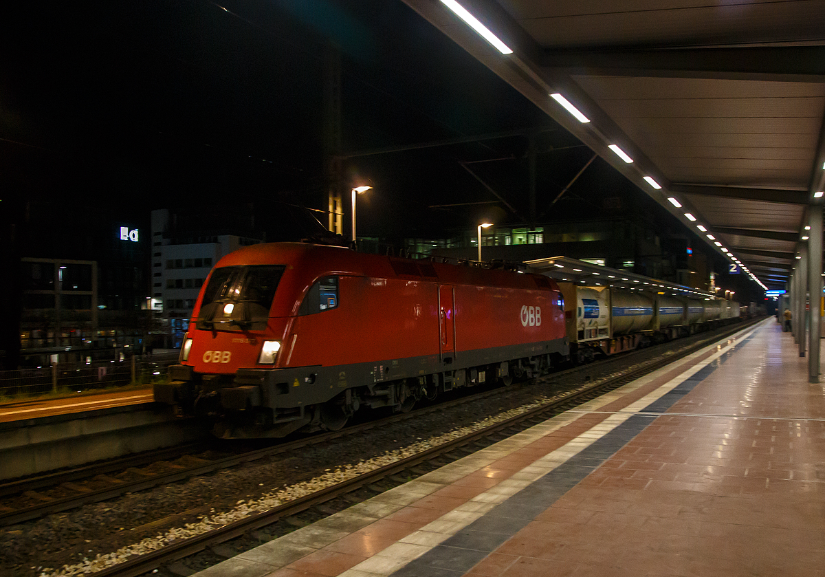 Am späten Abend um 22:00 Uhr kamen wir in Siegburg an und hatten so 45 Minuten bis unser RE 9, für das letzte Teilstück, kam. So hatte ich etwas Zeit für Nachtbilder.....
Der Taurus 2 ÖBB 1116 077 (A-ÖBB 91 81 1116 077-9) fährt am 22.03.2021 um 22:03 Uhr, mit einem KLV-Zug, durch den Bahnhof Siegburg/Bonn in Richtung Köln. Der Zug kam über die Siegstrecke (KBS 460).

Die Elektrische Universallokomotive vom Typ Siemens ES64U2  wurde 2002 von Siemens in München-Allach unter der Fabriknummer 20506 und an die ÖBB als 1116 077-7 geliefert. Sie hat die Zulassungen für Österreich und Deutschland.