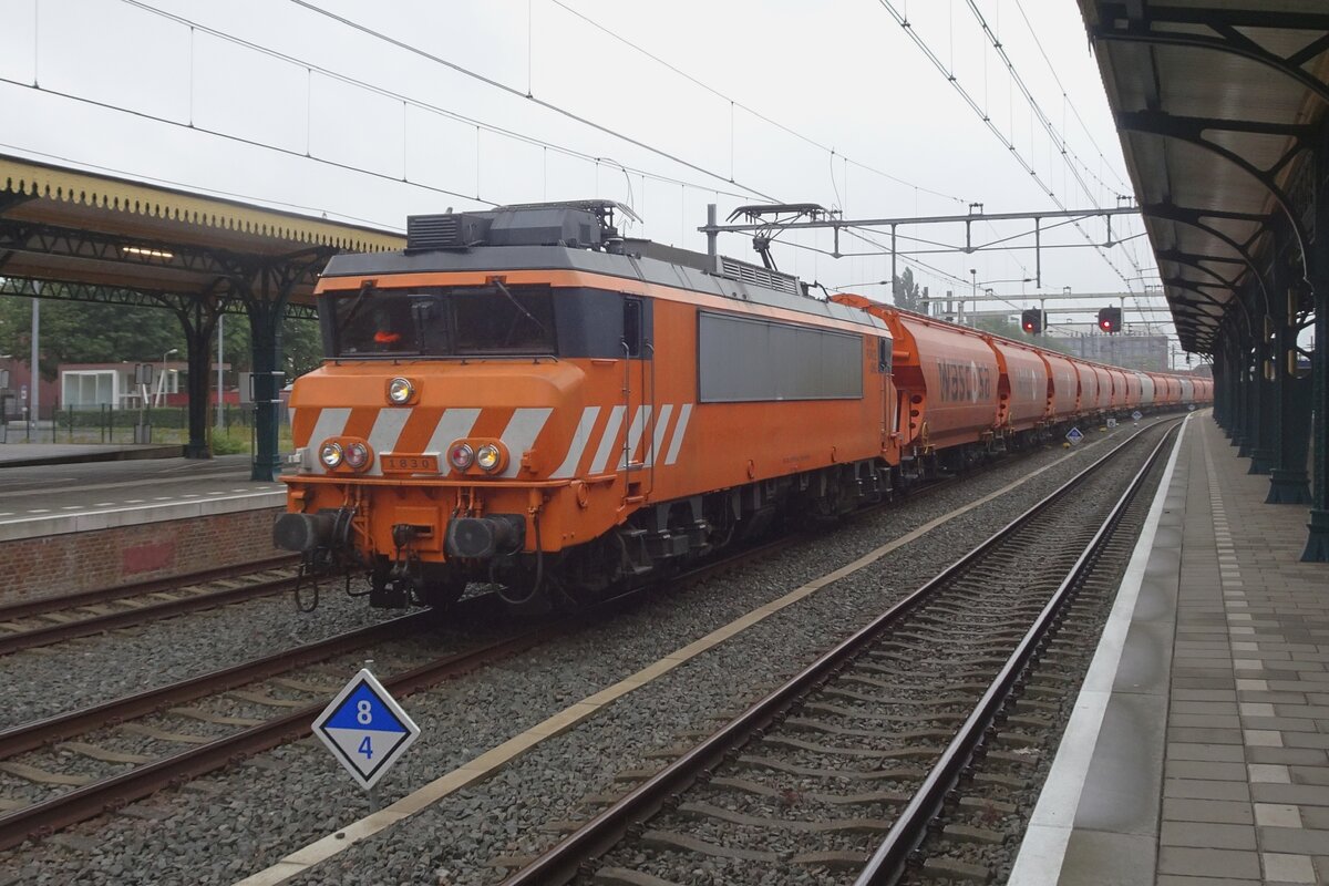 Am truben 27 Mai 2023 durchfahrt RFO 1830 mit ein orange Getreidezug 's-Hertogenbosch.